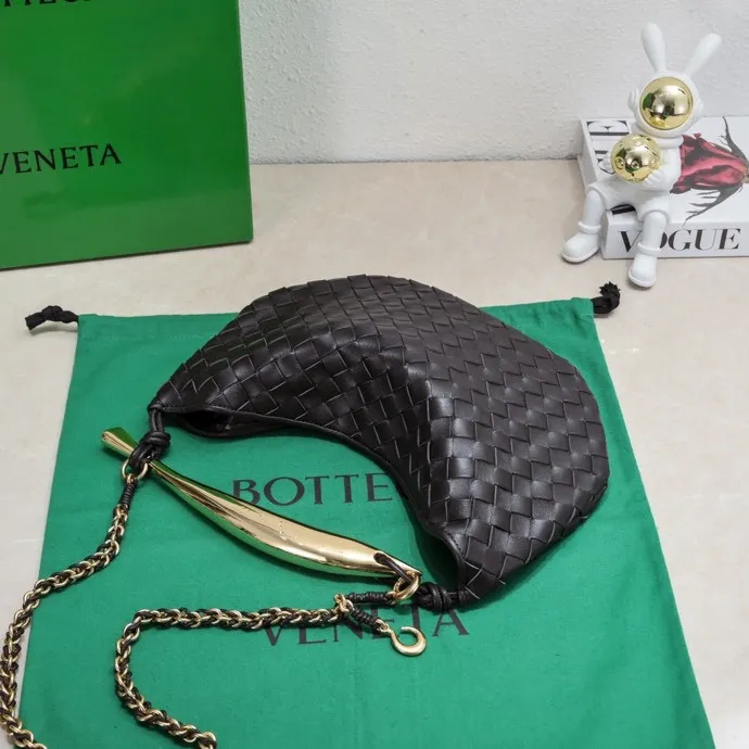 Batch 1860 Bv2024 early spring new product ⛓️Chain SARDINE 💙 Upgraded chain shoulder strap ⛓️ Chic and high-end, showing the fashion taste of urban women! Metal handles and classic weaving are combined together to perfectly integrate art and elegance. Through exquisite craftsmanship, new sardine-shaped handles are cast, and the brass material is the finishing touch. Each handle has a unique light-floating effect. The top-grade sheepskin material is woven to create a half-moon-shaped bag body, which has a fleshy touch and satisfies the preferences of those who pay attention to details. It is the most outstanding fashionable item for any occasion! 💕 Size: 33x20x4, Model: 6768#